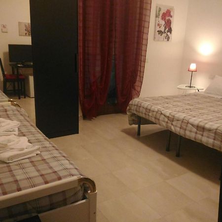 Отель Domus Taranto Unica Sede Экстерьер фото